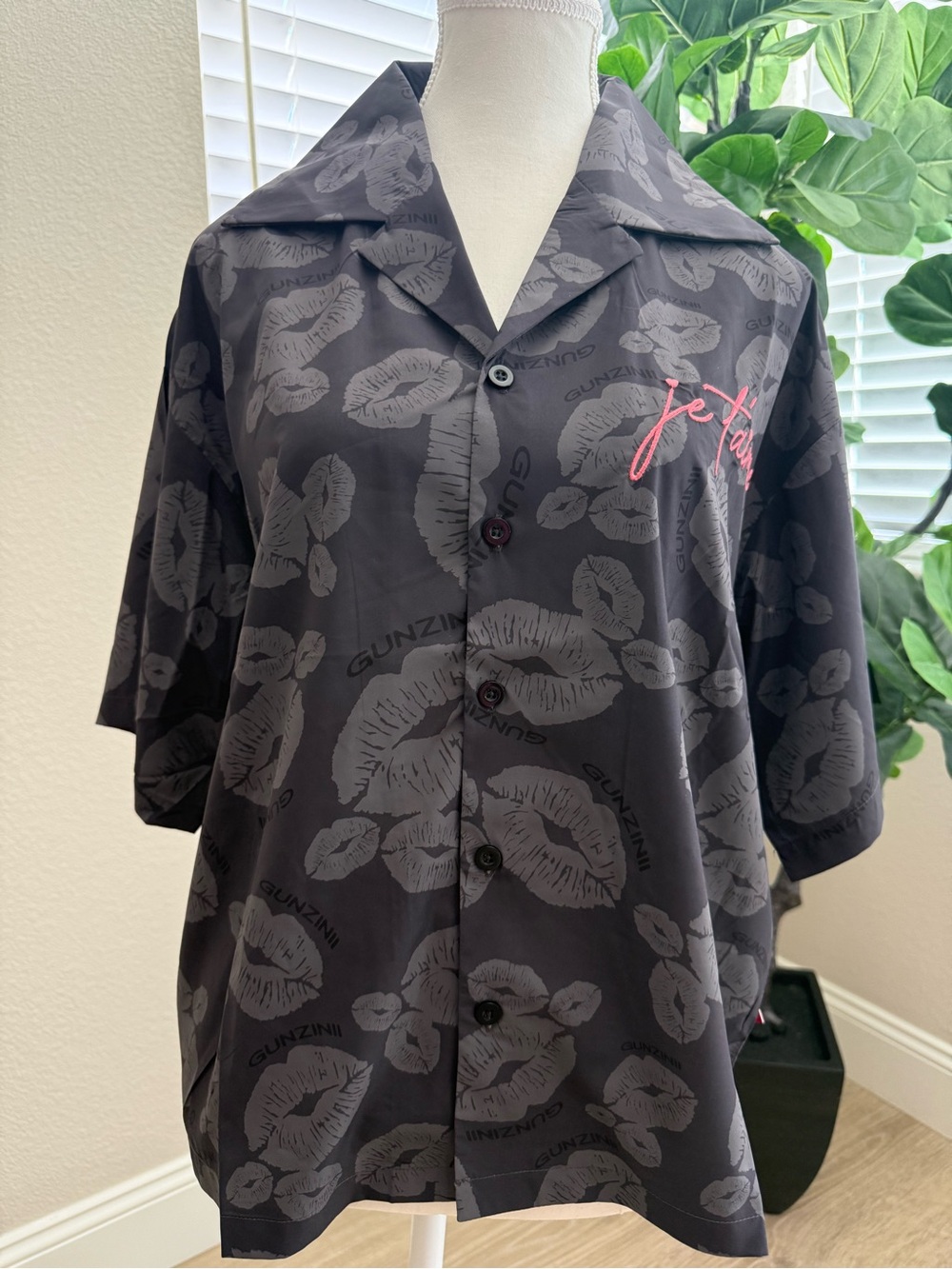 GUNZINII streetwear Button-Up Shirt with Pink Heart Graphic